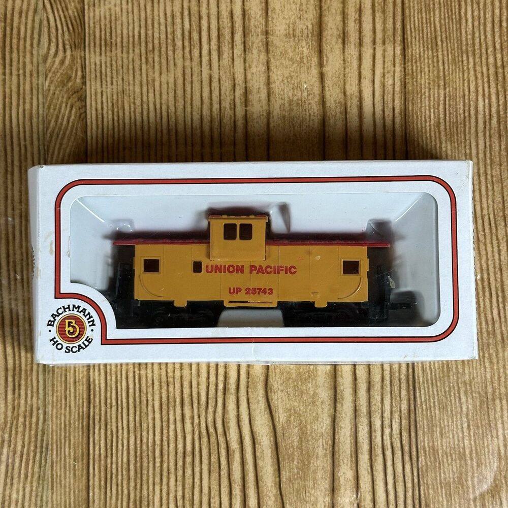 Bachmann HO Scale Union Pacific Caboose UP 25743 Yellow Red Train Car w/ Box